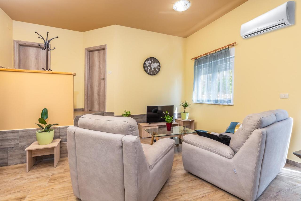 Apartmani Monte Pula Zewnętrze zdjęcie