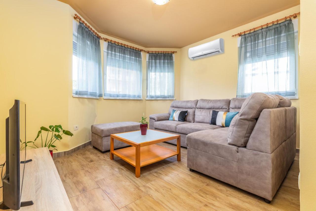 Apartmani Monte Pula Zewnętrze zdjęcie