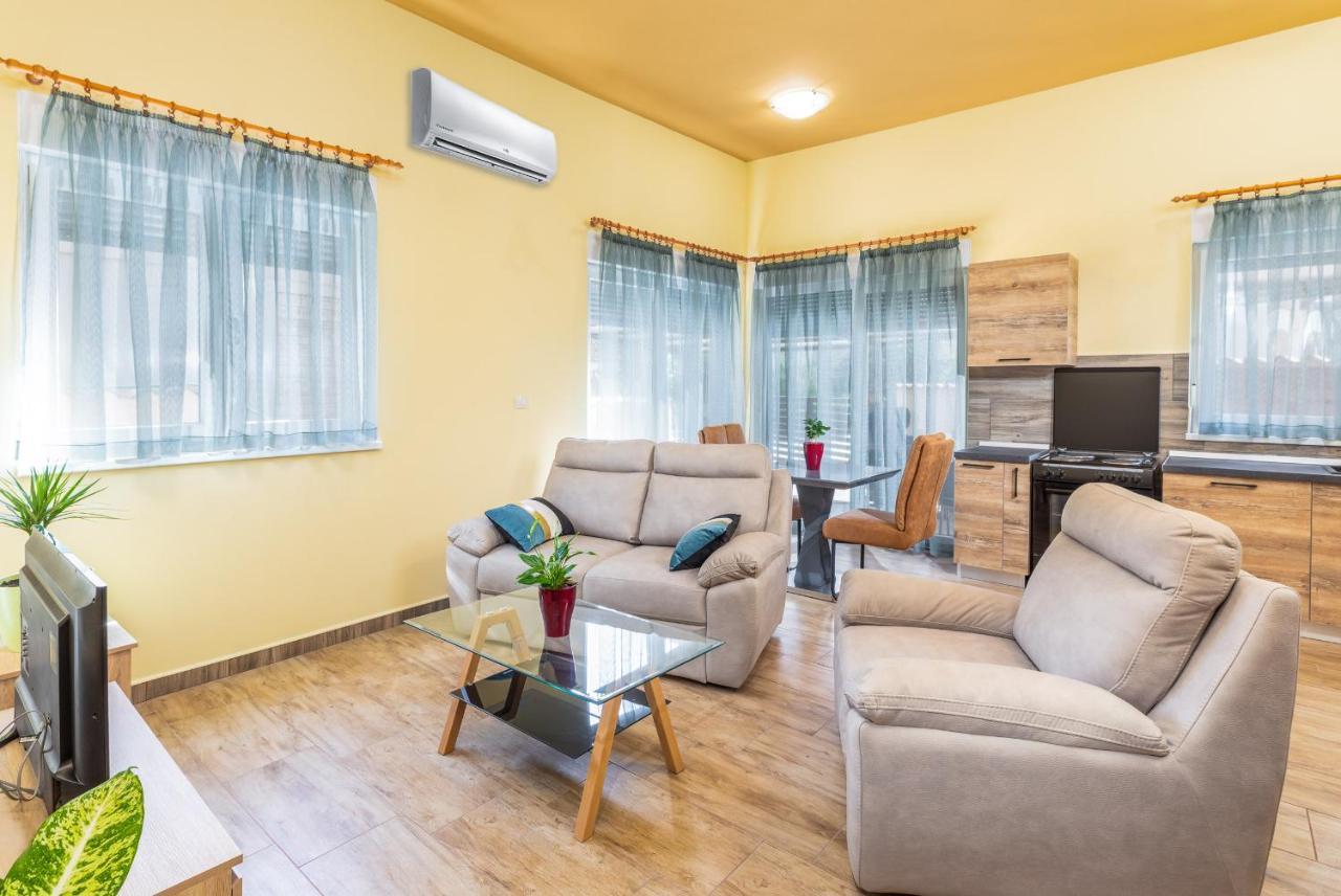 Apartmani Monte Pula Zewnętrze zdjęcie